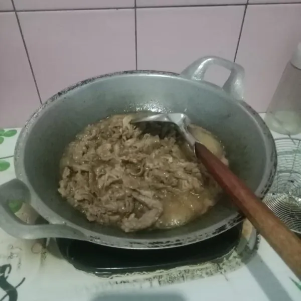 Panaskan minyak, masukkan daging yang sudah dimarinasi. Aduk rata. Kemudian tambahkan air, garam, penyedap, lada bubuk, dan masak hingga matang.