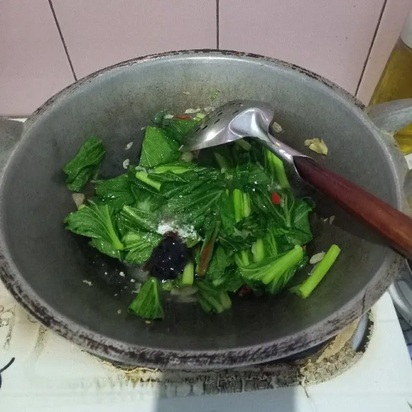 Tambahkan air, saos tiram, garam, penyedap, dan lada bubuk. Aduk rata, kemudian masak sampai matang dan bumbu meresap. Siap disajikan!
