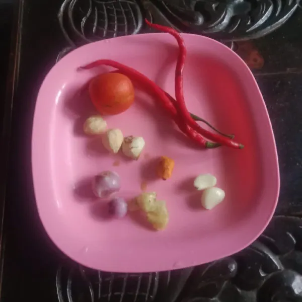 Siapkan bumbu yang akan dihaluskan.