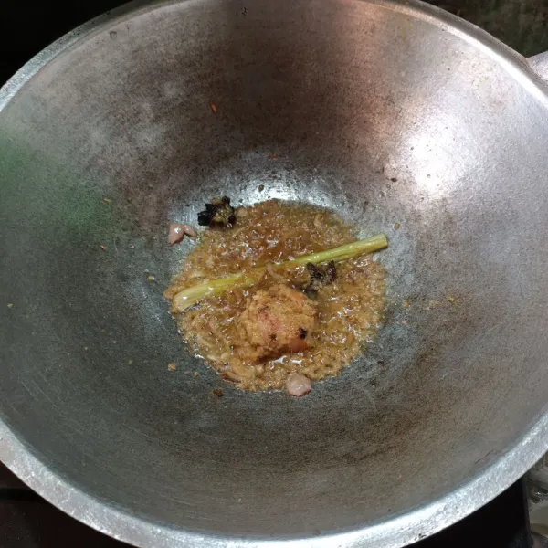 Tumis bawang merah sampai harum. Lalu masukkan bumbu halus, serai, lengkuas, dan bunga lawang. Aduk-aduk sampai wangi.