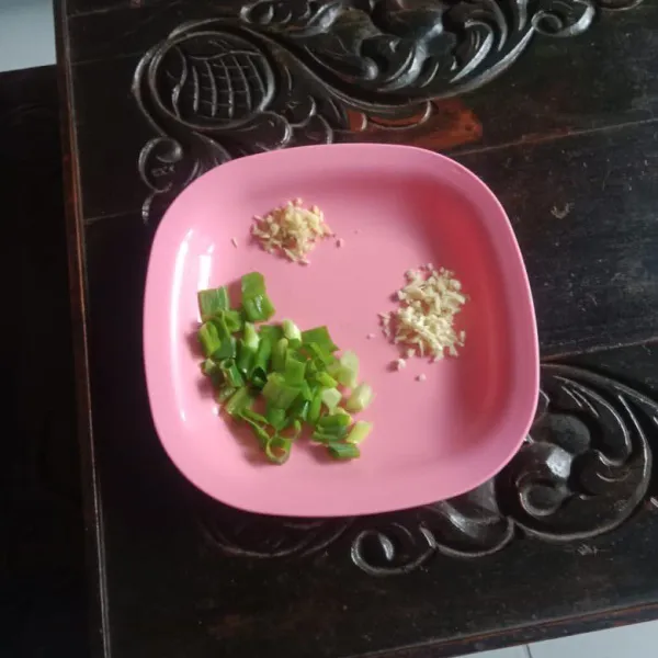 Iris bawang putih, jahe, dan daun bawang. Kemudian, sisihkan.