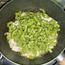 Masukkan pare dan aduk perlahan, kemudian masak sampai layu.