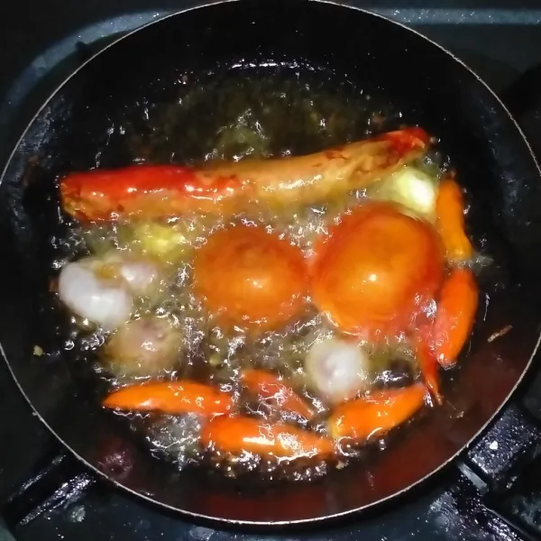 Goreng tomat, bawang, dan cabai