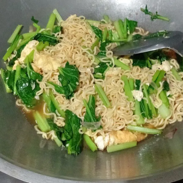 Koreksi rasa dan sajikan! Rasanya enak banget mirip dengan mie instan terkenal.