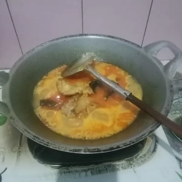 Masukkan air dan ikan manyung. Kemudian, aduk rata.