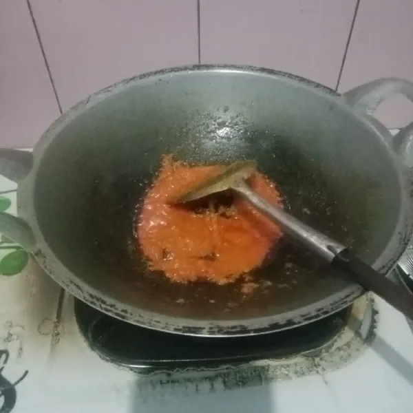 Blender halus bawang merah, bawang putih, kunyit, lengkuas, jahe, kemiri, tomat, dan cabe merah. Kemudian, tumis bumbu halus hingga harum dan matang.