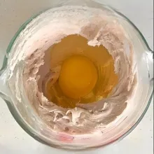 Tambahkan 15 ml susu cair dan 1 butir telur ayam ke dalam talas yang telah dihaluskan