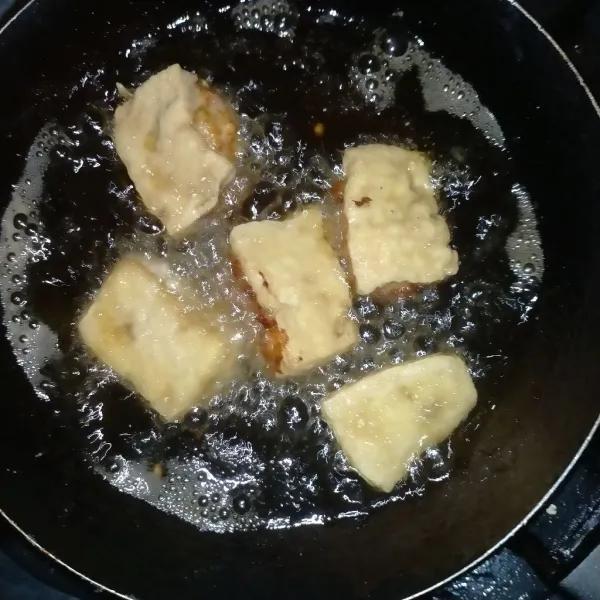 Goreng tahu dan pangsit hingga matang dengan api sedang