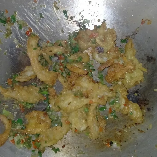Setelah bumbu matang masukkan jamur, aduk sebentar dan siap disajikan