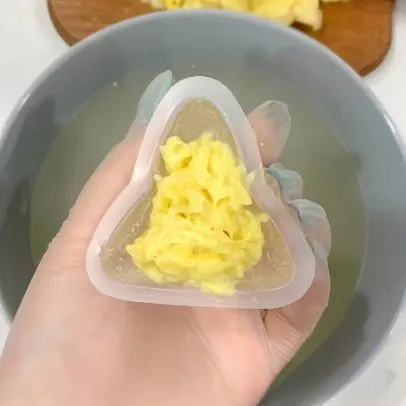 Ambil cetakan es dan isi setengahnya dengan campuran kristal yang telah dingin. Tambahkan daging durian secukupnya di tengah cetakan. Tutup kembali dengan campuran kristal hingga cetakan penuh