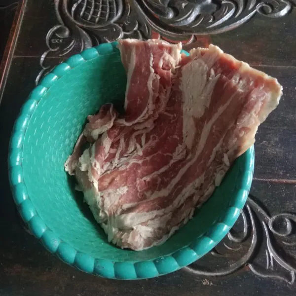 Siapkan daging slice, biarkan hingga lembek jika dalam kondisi beku.