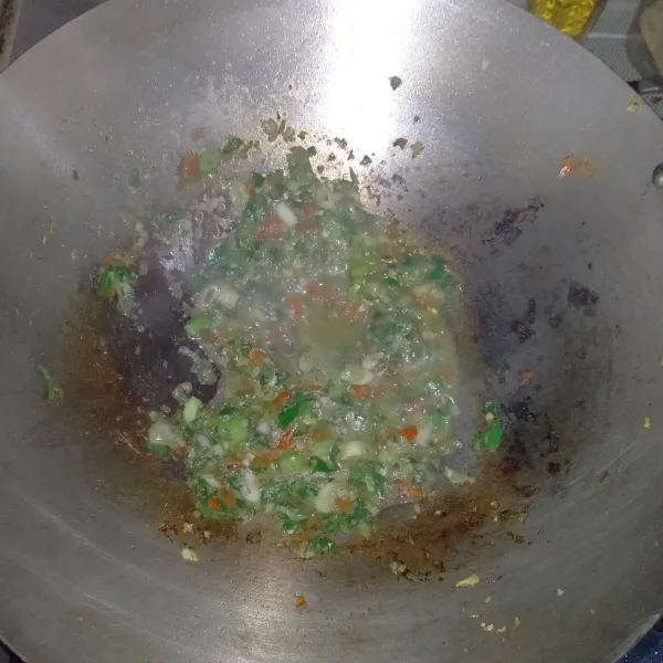 Tumis bawang dan cabai hingga harum lalu masukkan daun bawang dan seasoning