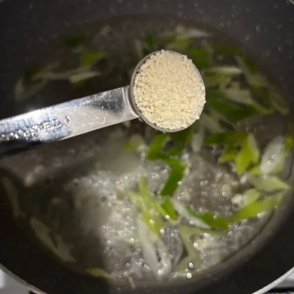 Masukkan kaldu jamur dan gula pasir.