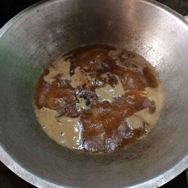 Lalu, masukkan air. Tambahkan kecap manis, kaldu jamur, lada bubuk, dan garam secukupnya. Aduk rata dan biarkan sampai mendidih.