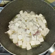 Masukkan tahu dan tumis sampai sedikit berkulit.