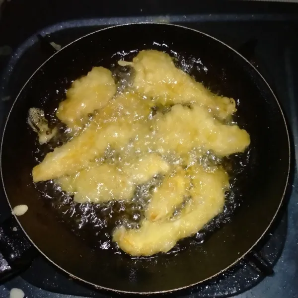 Campurkan tepung bumbu serbaguna dengan air dengan konsistensi kental. Celupkan jamur pada adonan dan goreng