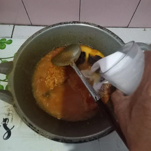 Masukkan santan, saos teriyaki, saos bulgogi, kecap inggris, gula, dan penyedap. Aduk rata dan masak sampai bumbu meresap dan matang.