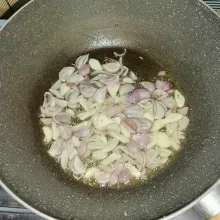 Tumis bawang merah dan bawang putih sampai harum.