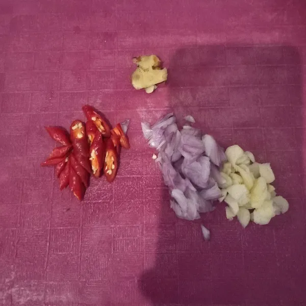 Iris bawang merah, bawang putih, dan cabe merah. Kemudian, geprek lengkuas.