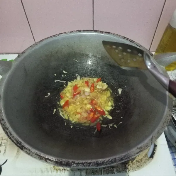 Tumis bawang merah, bawang putih, lengkuas, dan cabe merah hingga harum dan matang.