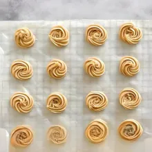 Cetak adonan di atas loyang yang telah dialasi kertas roti. Panggang di oven dengan suhu 140°C selama 30 menit hingga matang dan berwarna keemasan