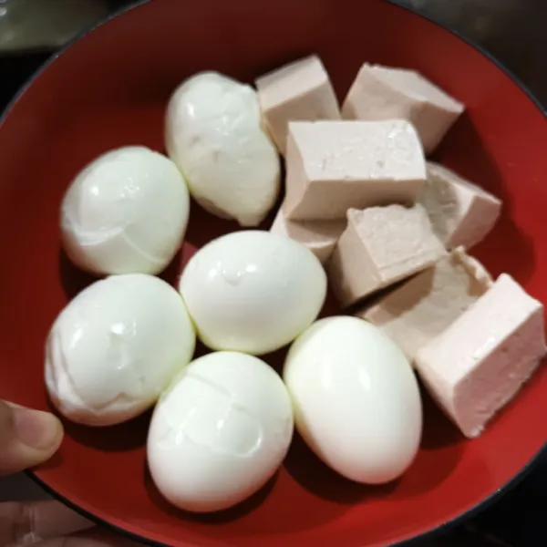 Rebus telur kurang lebih 15 menit. Kupas dan sisihkan.