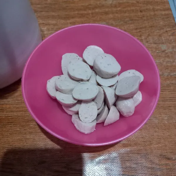 Iris bakso ayam, kemudian sisihkan.