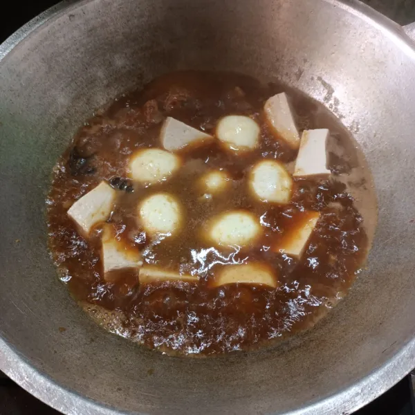 Kemudian masukan telur rebus dan tahu. Aduk dan biarkan sampai bumbu meresap.