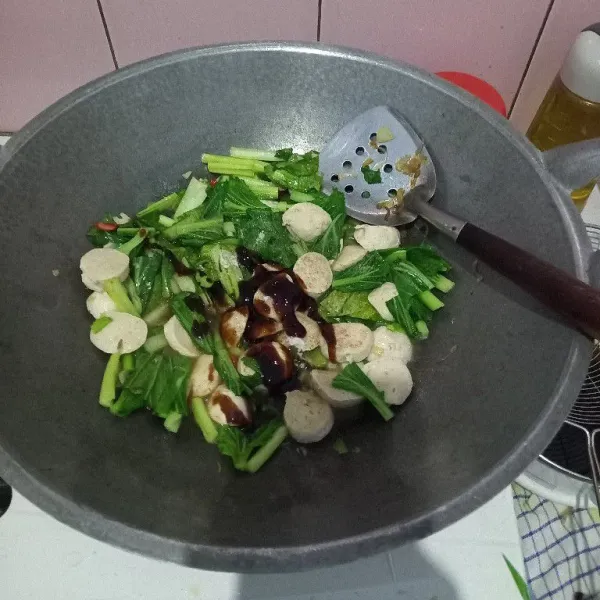 Masukkan saos tiram, garam, penyedap, dan lada bubuk. Kemudian, masak sampai bumbu tercampur merata dan meresap. Setelah matang, sajikan!