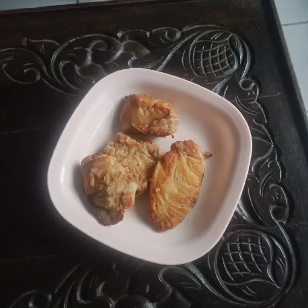 Siapkan ikan manyung asap yang akan diolah.