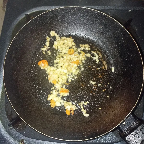 Tumis bawang dengan minyak wijen.