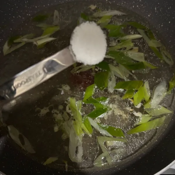 Masukkan air dan bumbui dengan garam dan merica bubuk.