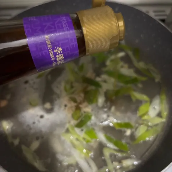 Tambahkan minyak wijen.