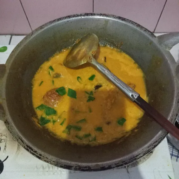 Terakhir masukkan irisan daun bawang. Aduk rata dan siap disajikan.