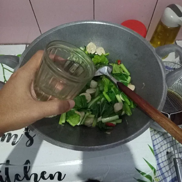 Tambahkan air aduk merata.