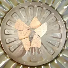 Kukus 120 gr talas hingga matang dan empuk. Setelah matang, haluskan talas hingga lembut bersama dengan 1 sdm gula pasir