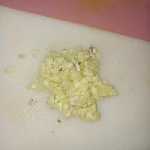 Cincang bawang putih.