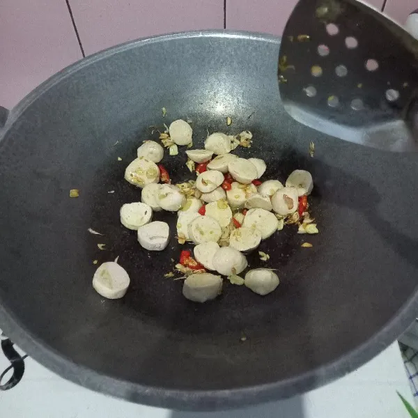 Masukkan bakso, kemudian aduk rata.