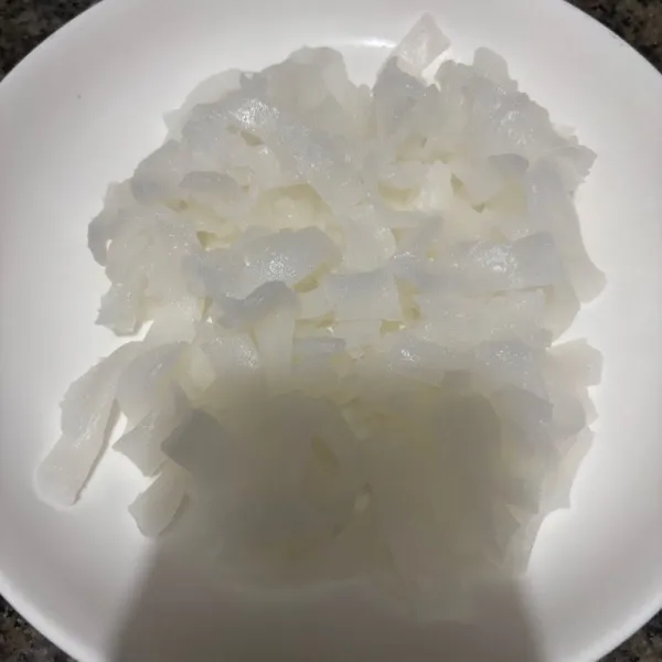 Tata kwetiau di atas piring lalu siram dengan kuahnya.