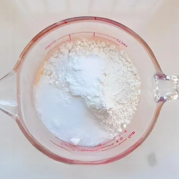 Campurkan 2 butir telur, 100 gr tepung rendah protein dan 100 ml susu, aduk hingga merata