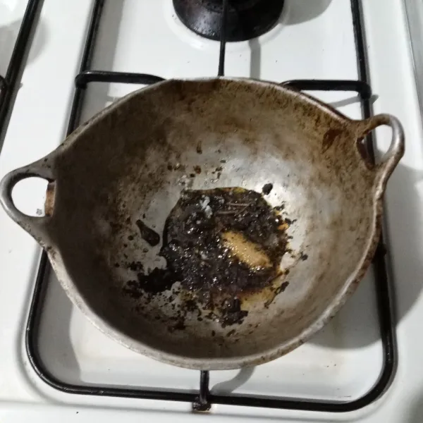 Masak hingga gula menjadi karamel. Jangan terlalu gosong, ya!