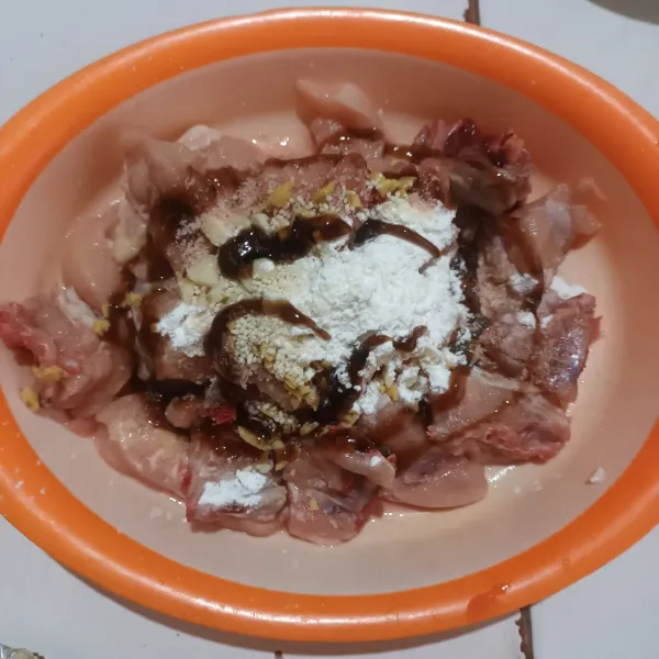 Cuci bersih ayam, lalu potong kecil-kecil. Campur dengan bumbu marinasi. Aduk rata dan diamkan dalam kulkas kurang lebih 10-15 menit.