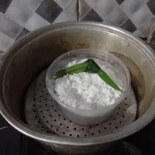 Kukus kelapa parut, daun pandan, dan garam selama 10 menit. Setelah itu, matikan api.