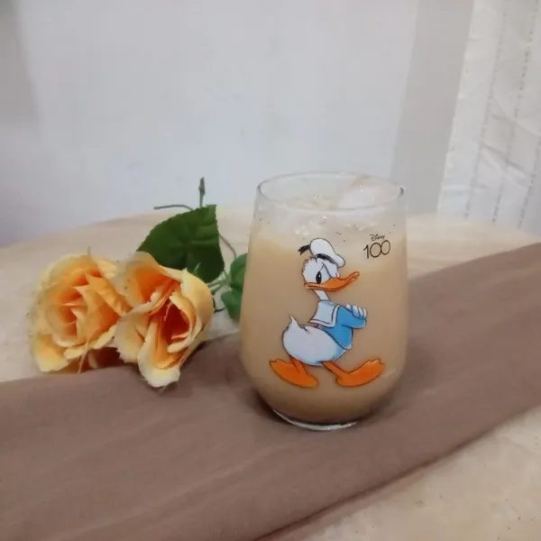 Masukkan teh yang telah disaring tadi. Lebih nikmat disajikan secara dingin ya, untuk menyegarkan panasnya hari.