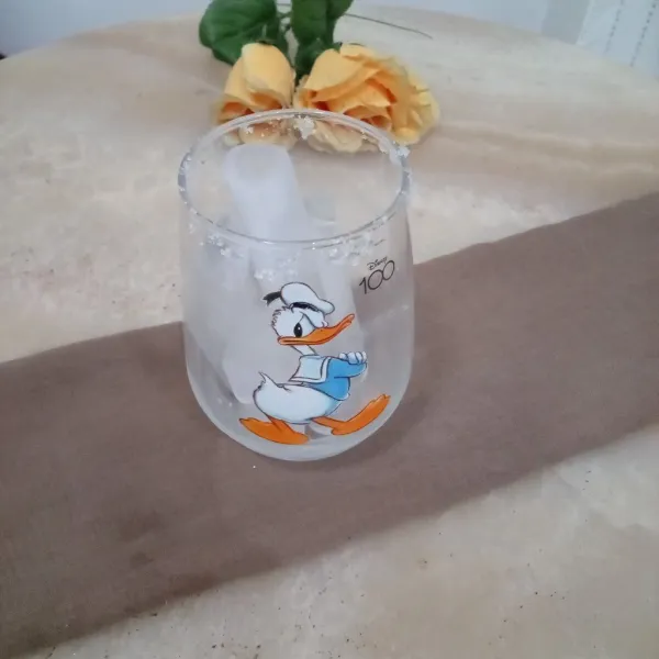 Siapkan gelas yang sudah dihias dan diberi es batu.