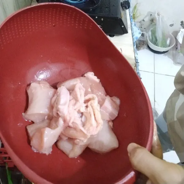 Potong ayam fillet, kemudian marinasi dengan jeruk nipis selama 2-5 menit.
