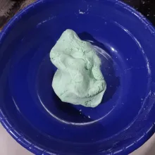 Campur tepung ketan, tepung beras, garam, dan air pandan beserta suji. Kemudian, uleni sampai adonan dapat dibentuk.