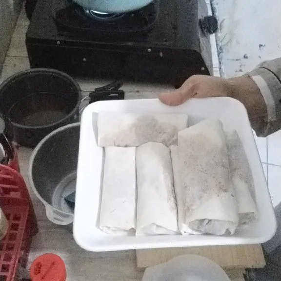 Setelah dihaluskan, masukkan ke dalam lumpia. Gulung sedikit, kemudian diberikan olesan air di ujungnya sebagai perekat.