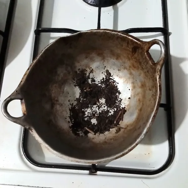 Panggang teh melati di kompor hingga harum dan kecokelatan.