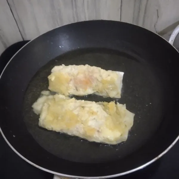 Terakhir, goreng lumpia tersebut selama 5 menit sampai berwarna kuning keemasan. Setelah matang, lumpia siap dihidangkan!